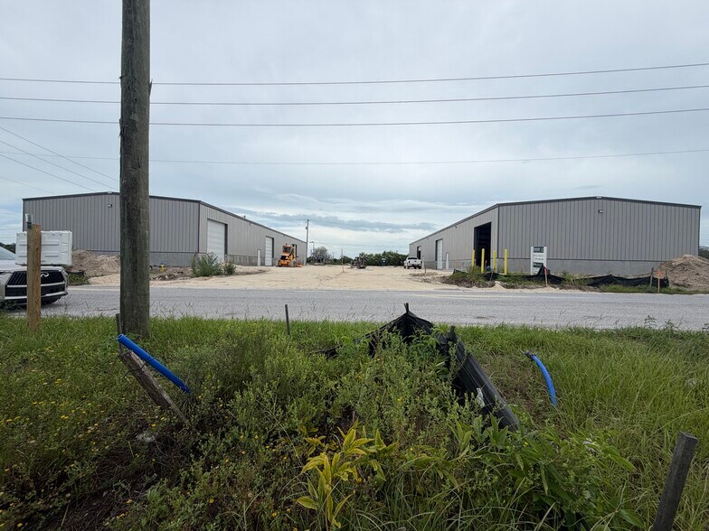 0 Roam Ave, New Port Richey, FL à louer - Photo de l’immeuble – Image 2 sur 4