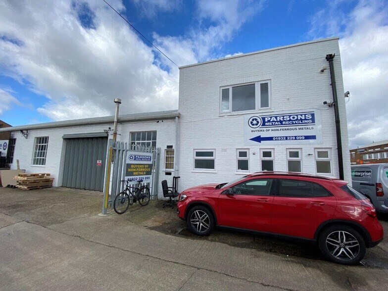 25 Lyon Rd, Walton On Thames à louer - Photo de l’immeuble – Image 2 sur 4