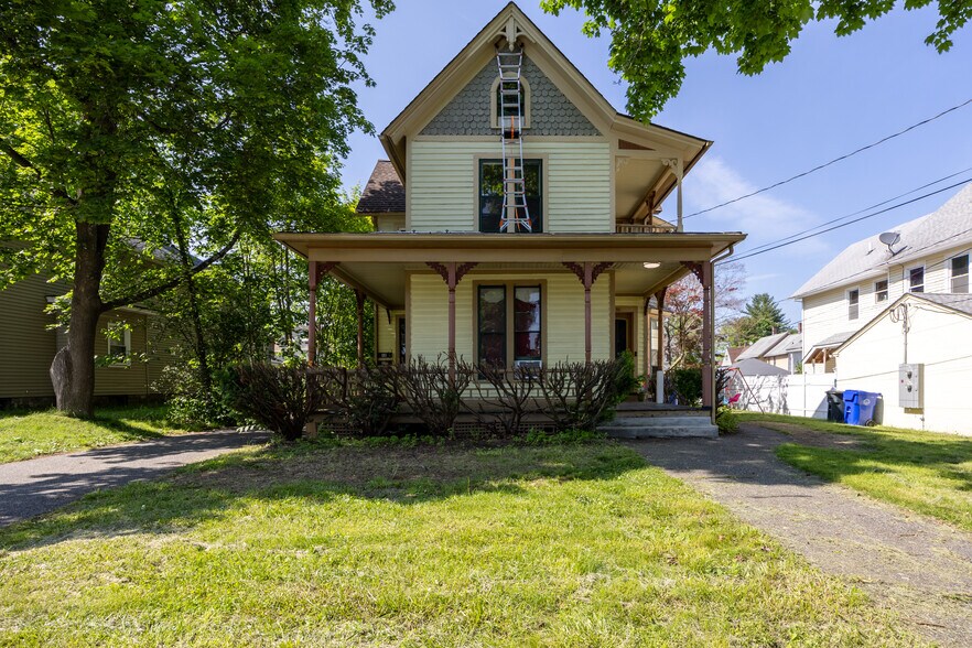 44 E Albert St, Torrington, CT à vendre - Photo de l’immeuble – Image 2 sur 22
