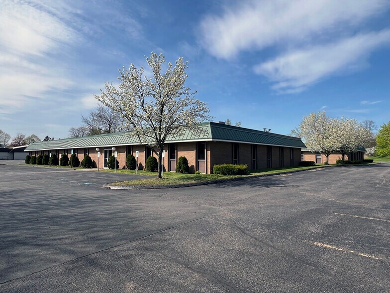 4 Avis Dr, Latham, NY à vendre - Photo de l’immeuble – Image 3 sur 8