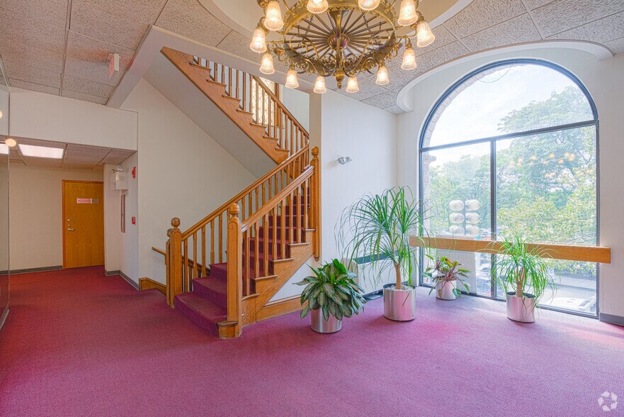 10 Langley Rd, Newton, MA à louer - Hall d’entrée – Image 2 sur 8