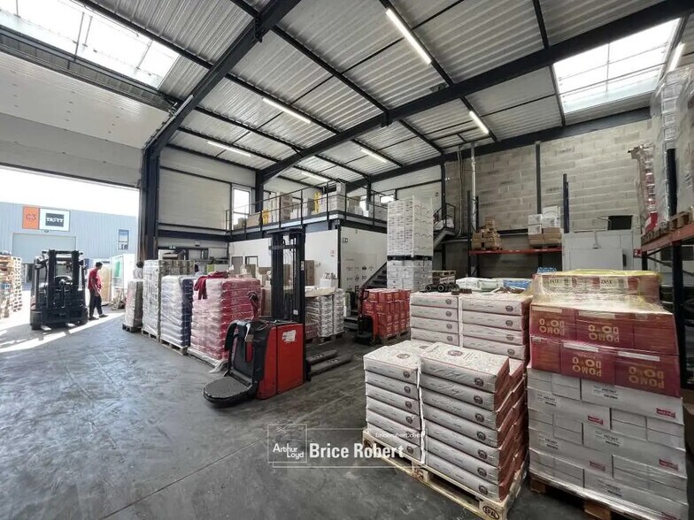 Local d’activités dans Décines-Charpieu à louer - Photo intérieure – Image 2 sur 5