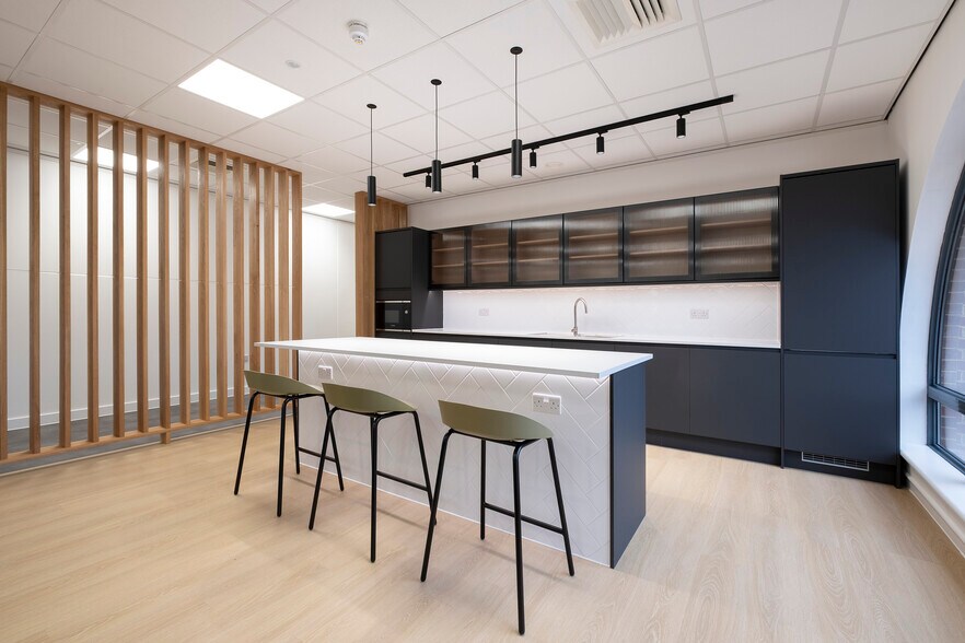 3 Warwick Pl, Uxbridge à louer - Photo de l’immeuble – Image 2 sur 13