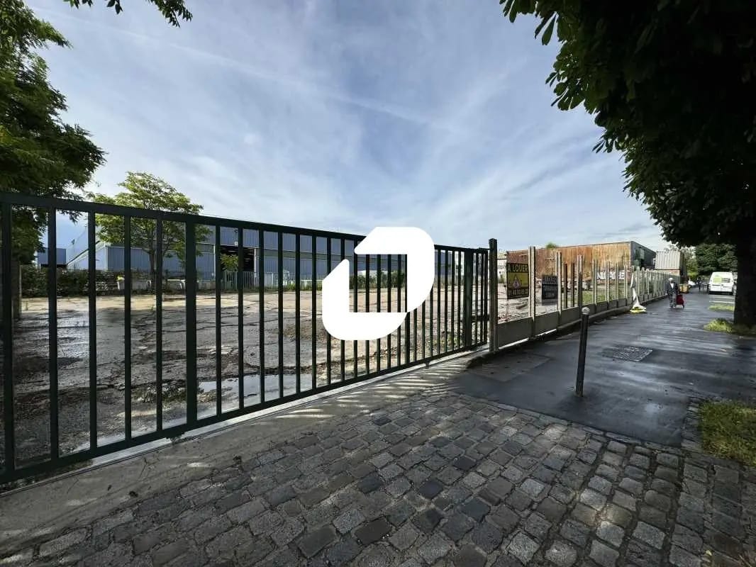 Terrain dans Vitry-sur-Seine à louer Photo principale– Image 1 sur 4