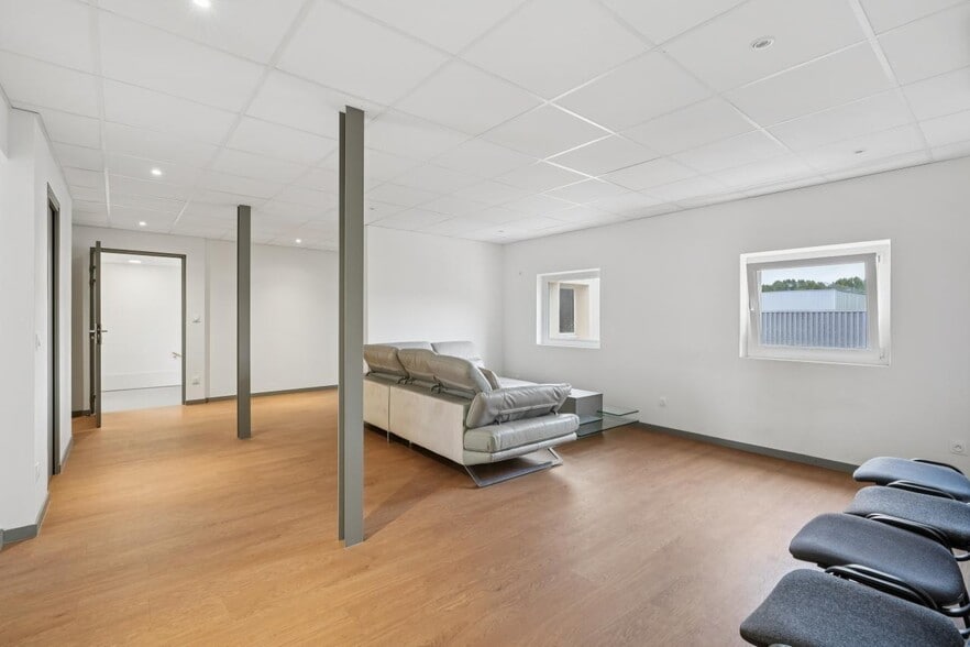 Local d'activités dans Grigny à vendre - Photo de l’immeuble – Image 2 sur 14