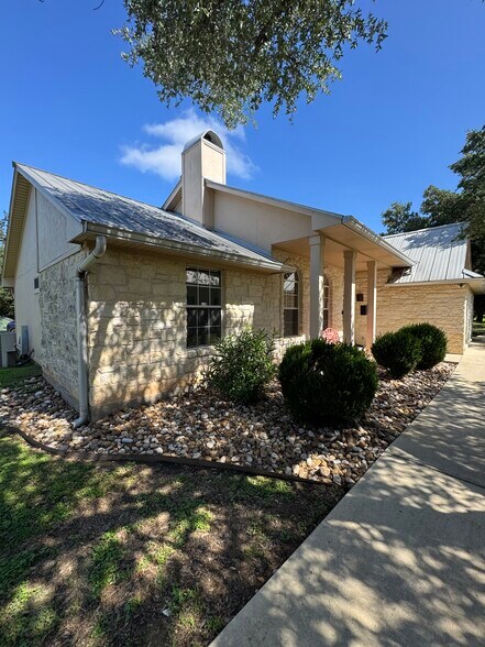 2440 E Highway 290, Dripping Springs, TX à louer - Photo de l’immeuble – Image 2 sur 7