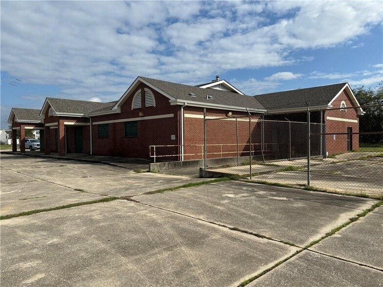 2800 E Judge Perez Dr, Meraux, LA à louer - Photo de l’immeuble – Image 3 sur 4