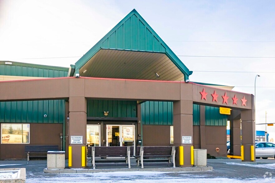 4980 25th St SE, Calgary, AB à vendre - Photo principale – Image 1 sur 3