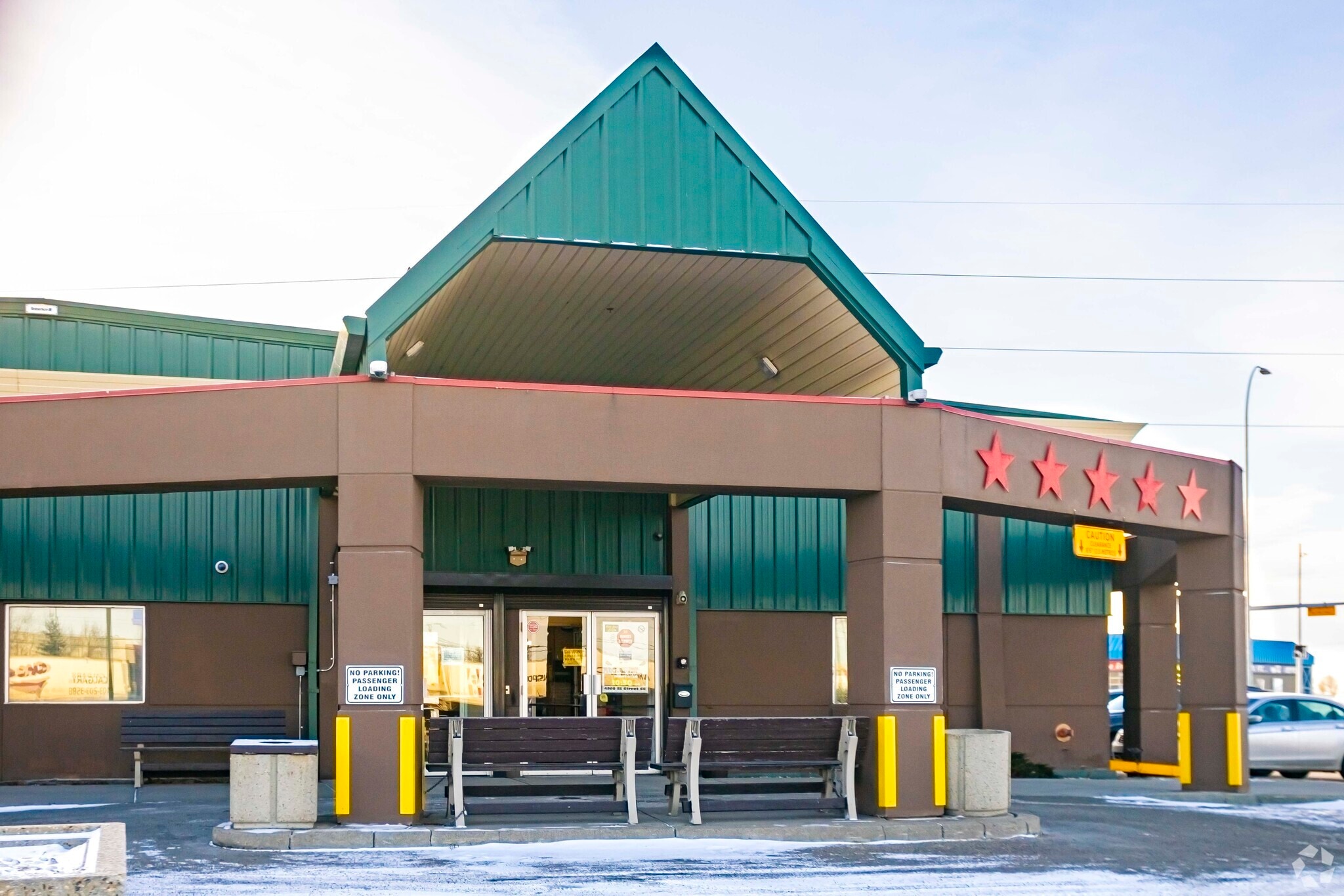 4980 25th St SE, Calgary, AB à vendre Photo principale– Image 1 sur 4