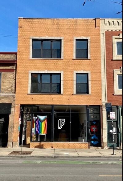 2415 N Milwaukee Ave, Chicago, IL à louer - Photo de l’immeuble – Image 3 sur 13