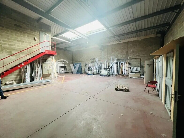 Local d’activités dans Noisiel à louer - Photo de l’immeuble – Image 2 sur 7