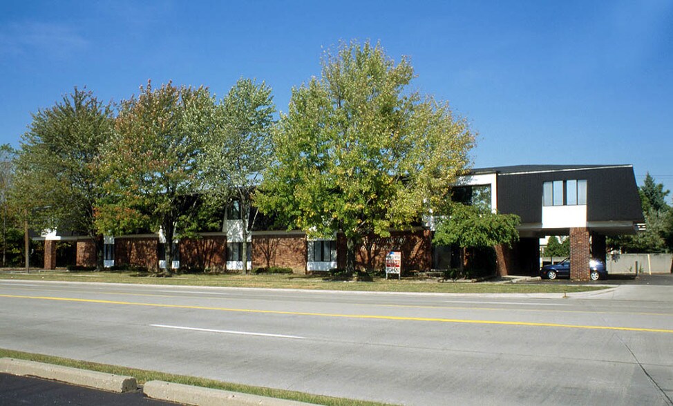 17200 W 10 Mile Rd, Southfield, MI à louer - Photo de l’immeuble – Image 2 sur 61