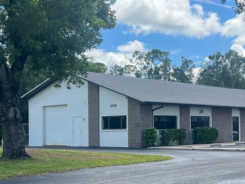5780 Youngquist Rd, Fort Myers, FL à louer - Photo de l’immeuble – Image 2 sur 6
