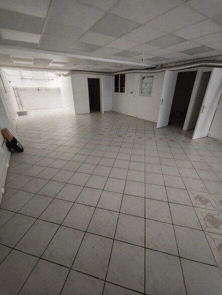 Local commercial dans Paris à louer - Photo de l’immeuble – Image 3 sur 6