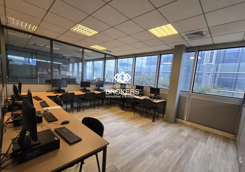 Bureau dans Roissy-en-France à vendre - Photo de l’immeuble – Image 3 sur 9