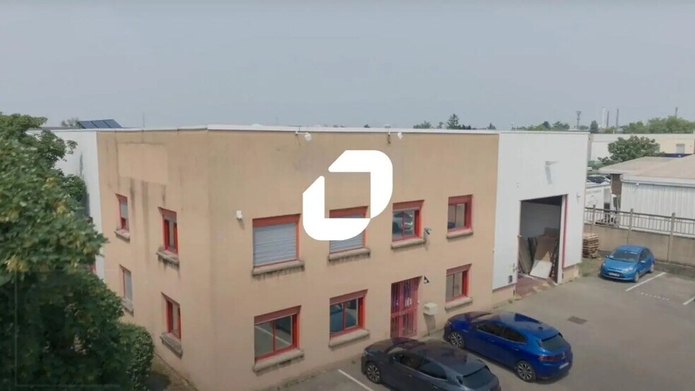 Local d’activités dans Vénissieux à louer - Photo principale – Image 1 sur 2