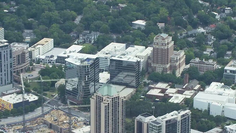 1360 Peachtree St Ne, Atlanta, GA à louer - Vidéo aérienne – Image 2 sur 23