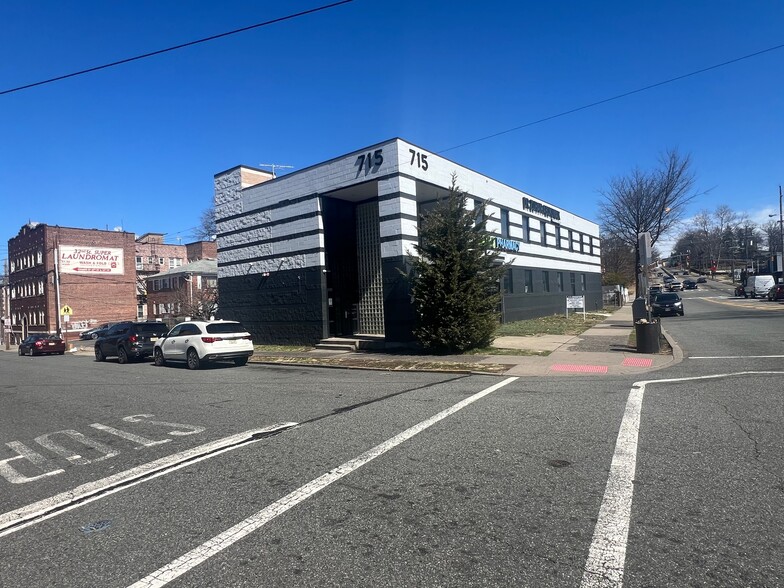 715-723 Broadway, Paterson, NJ à louer - Photo de l’immeuble – Image 2 sur 4