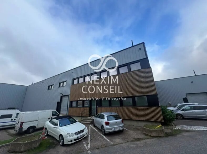 Local d’activités dans Villeneuve-la-Garenne à louer - Photo de l’immeuble – Image 1 sur 2
