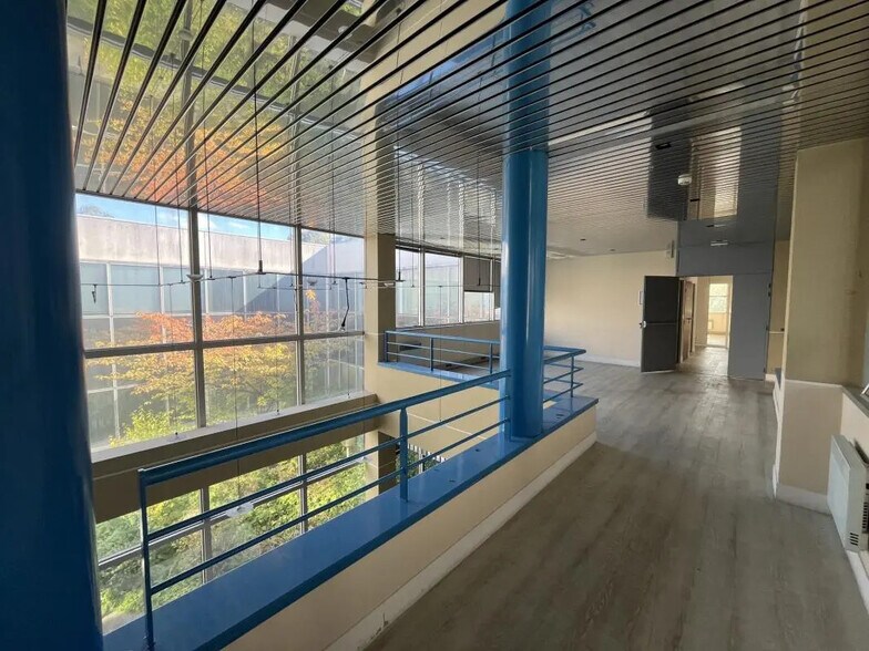 Bureau dans Les Ulis à louer - Photo de l’immeuble – Image 3 sur 17