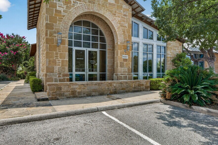 16007 Via Shavano, San Antonio, TX à vendre - Photo de l’immeuble – Image 1 sur 38