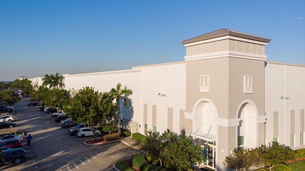 12200 NW 25th St, Miami, FL à louer - Photo de l’immeuble – Image 3 sur 25