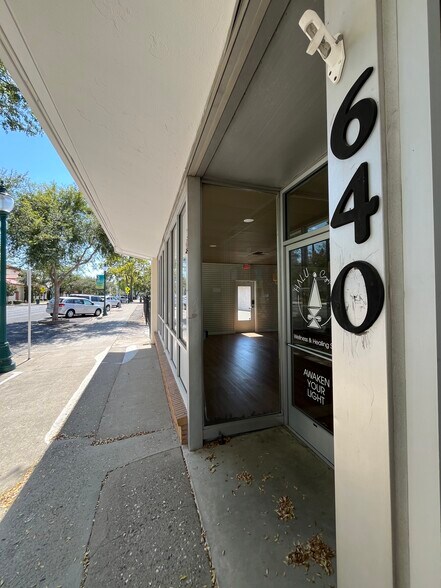 640 Vernon St, Roseville, CA à louer - Photo de l’immeuble – Image 3 sur 12