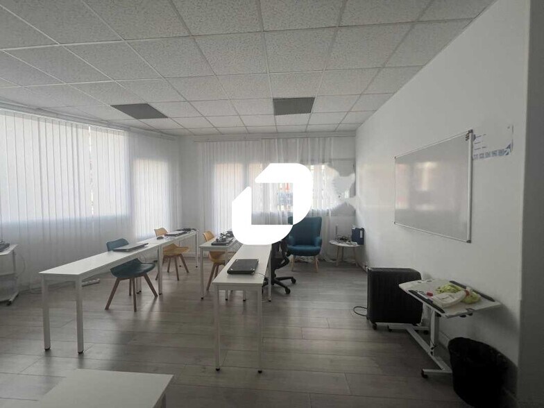 Bureau dans Saint-Denis à louer - Photo de l’immeuble – Image 2 sur 24