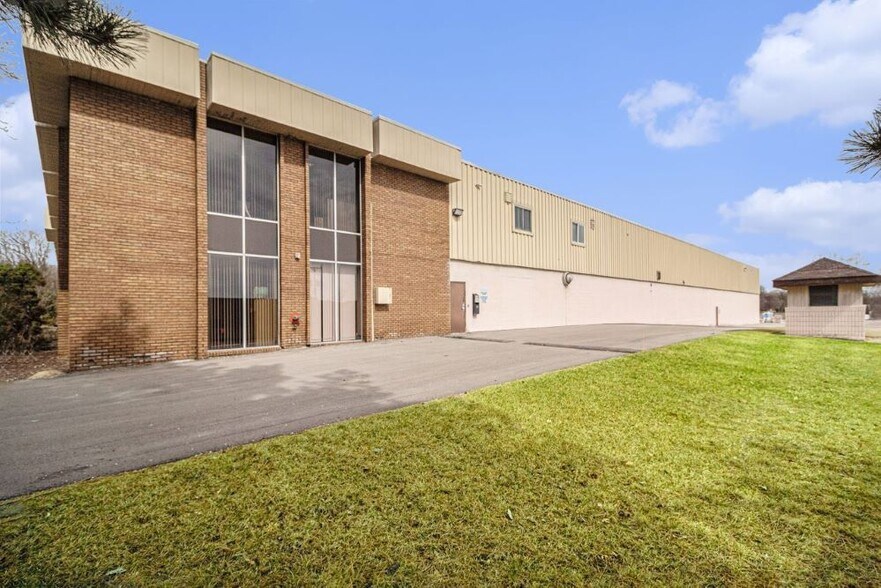 22700 Heslip Dr, Novi, MI à vendre - Photo principale – Image 1 sur 7