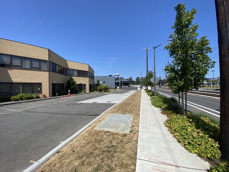 1805 136th Pl NE, Bellevue, WA à louer - Photo de l’immeuble – Image 3 sur 10