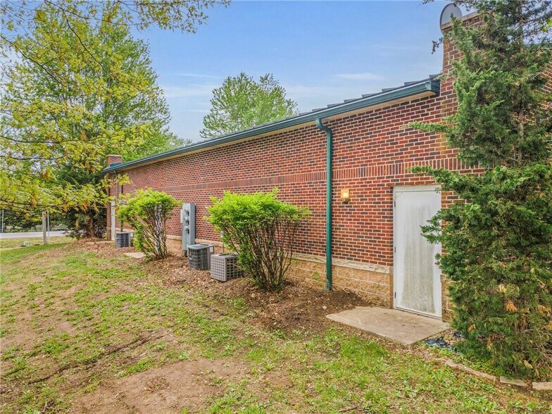 204 N 169 Hwy, Trimble, MO à vendre - Photo de l’immeuble – Image 2 sur 37