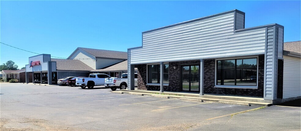 906 W Springfield Rd, Taylorville, IL à louer - Photo de l’immeuble – Image 1 sur 14
