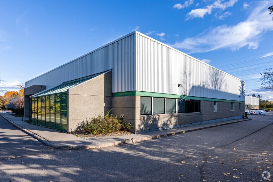 2405 St Laurent Blvd, Ottawa, ON à louer - Photo de l’immeuble – Image 3 sur 6