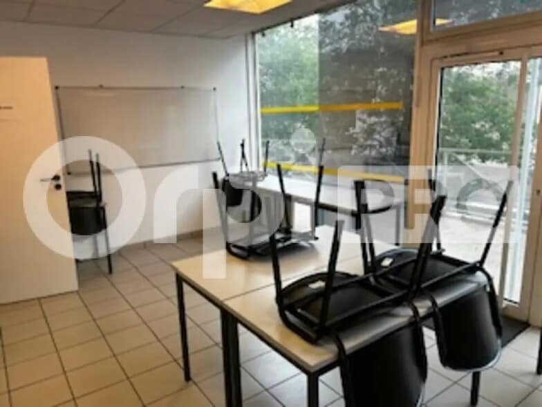 Local d’activités dans Creil à louer - Photo de l’immeuble – Image 3 sur 5