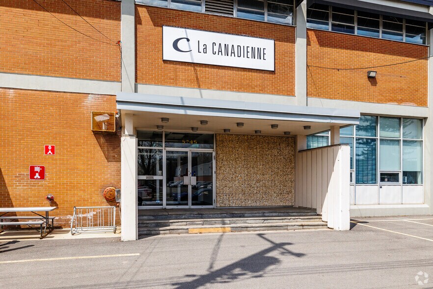 5745 Rue Paré, Mt Royal, QC à louer - Photo de l’immeuble – Image 3 sur 4