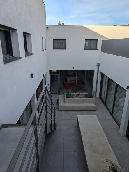 1561 Chemin De La Muscatelle, Châteauneuf-le-Rouge à vendre - Photo de l’immeuble – Image 1 sur 5
