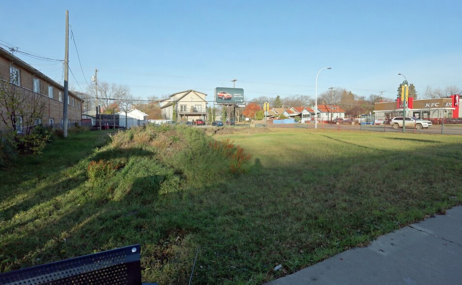 11042 124th St NW, Edmonton, AB à louer - Photo de l’immeuble – Image 2 sur 5