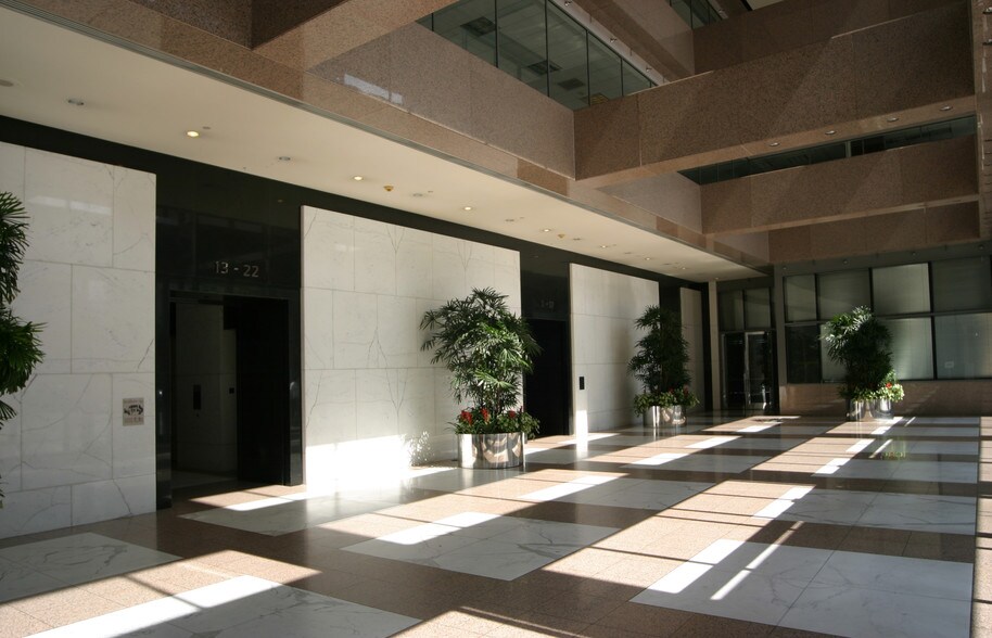 801 S Grand Ave, Los Angeles, CA à louer - Hall d’entrée – Image 2 sur 19