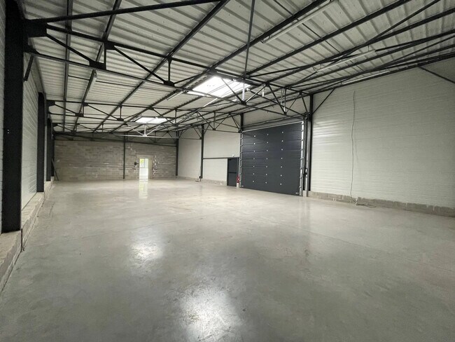 Plus de détails pour Local d'activités à louer