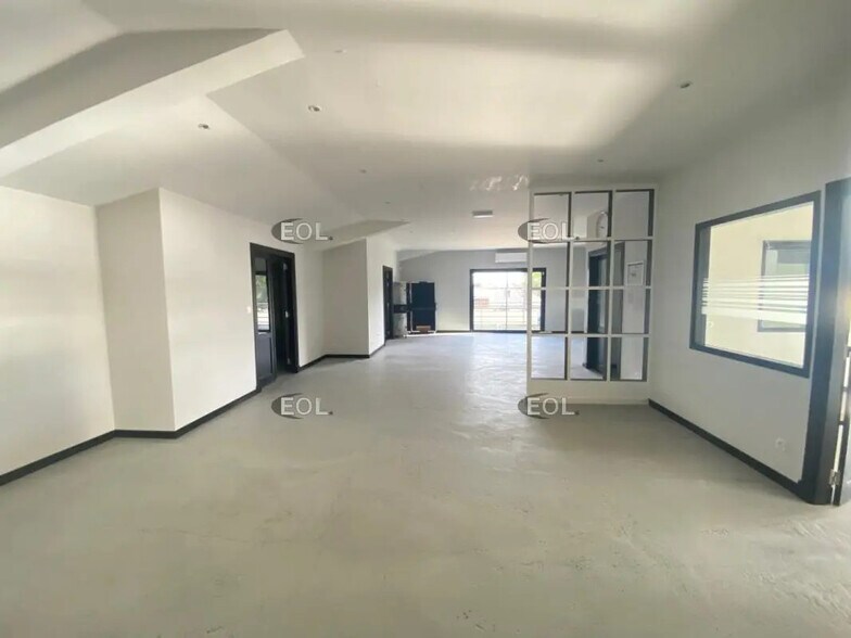 Local d’activités dans Arles à louer - Photo de l’immeuble – Image 3 sur 12