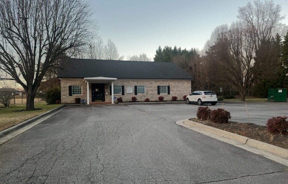1011 Masten Dr, Kernersville, NC à louer Photo principale– Image 1 sur 15