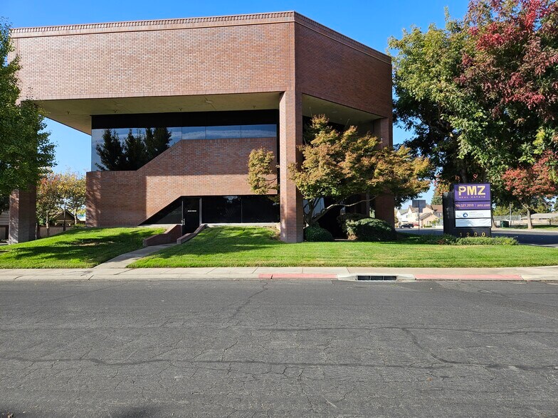 1200 E Orangeburg Ave, Modesto, CA à louer - Photo de l’immeuble – Image 2 sur 7