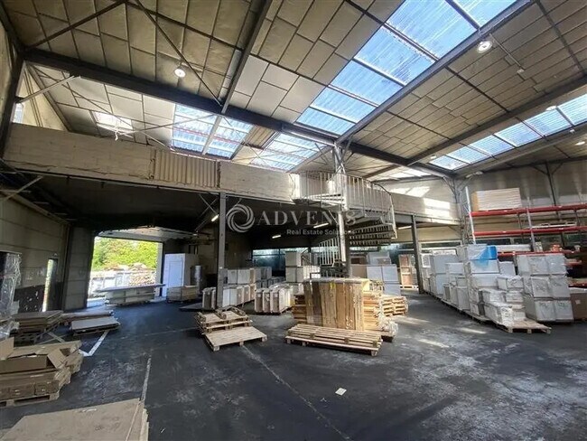 Plus de détails pour Local d'activités à louer