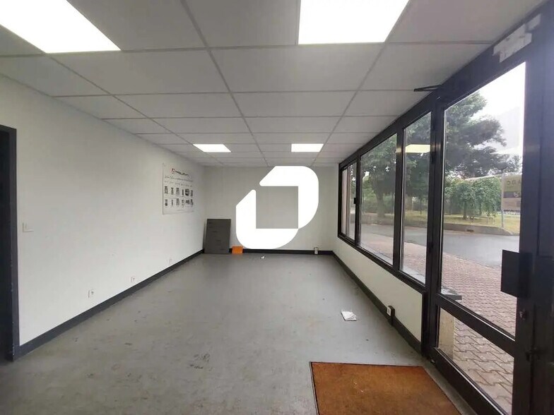 Local d’activités dans Voisins-le-Bretonneux à louer - Photo de l’immeuble – Image 1 sur 8