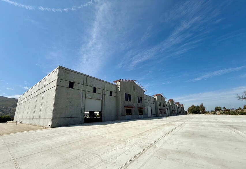 600 Todd Ln, Santa Paula, CA à louer - Photo de l’immeuble – Image 2 sur 13