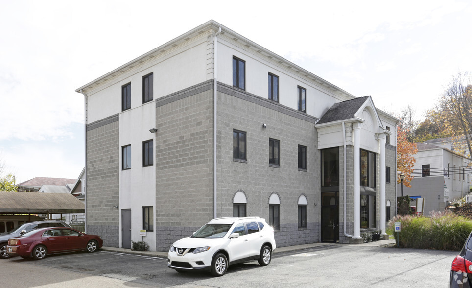 615 5th Ave, Coraopolis, PA à louer - Photo de l’immeuble – Image 3 sur 50