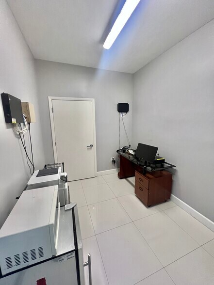 15420 SW 136th St, Miami, FL à louer - Photo de l’immeuble – Image 3 sur 14