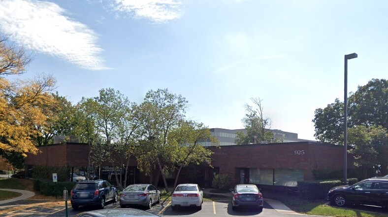 925 N Plum Grove Rd, Schaumburg, IL à louer - Photo de l’immeuble – Image 3 sur 6