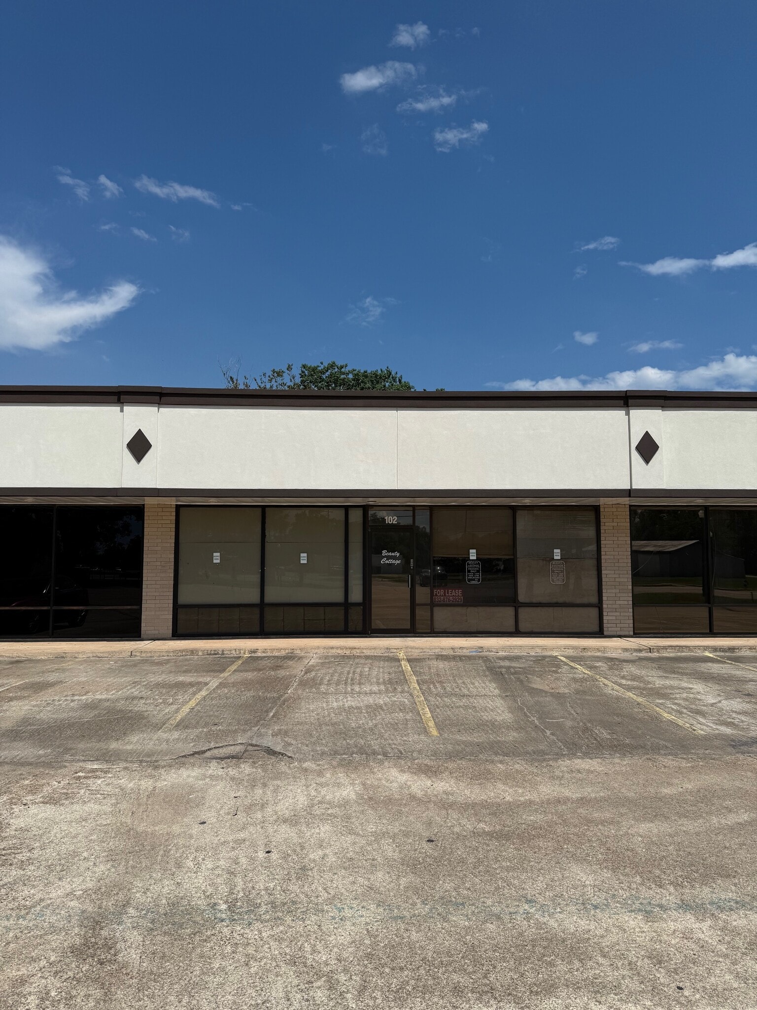 716 W Plantation Dr, Clute, TX à louer Photo de l’immeuble– Image 1 sur 1