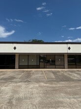 716 W Plantation Dr, Clute, TX à louer Photo de l’immeuble– Image 1 sur 1